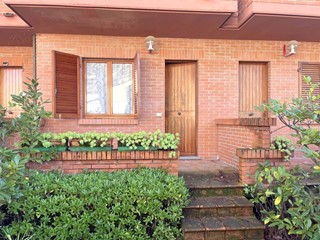 Villetta a schiera in Vendita a Massa, zona Ronchi, 330'000&euro;, 75 m², arredato, con Box