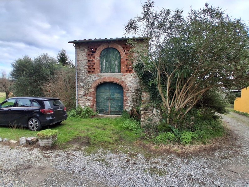 Casale in Vendita a Lucca, zona Santa Maria a Colle, 150'000&euro;, 380 m²