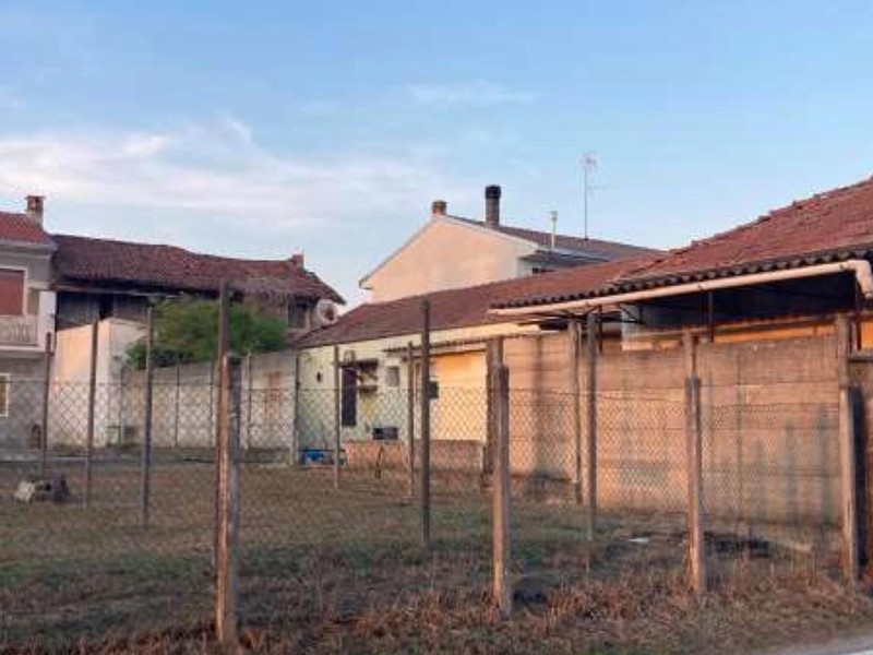 Quadrilocale in Vendita a Confienza, 43'500&euro;, 250 m²