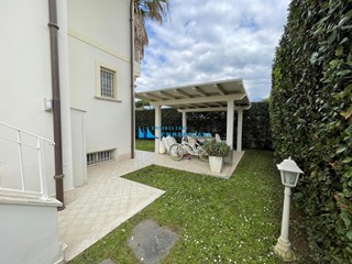 Villetta a schiera in Vendita a Montignoso, zona Cinquale, 640'000&euro;, 150 m², arredato
