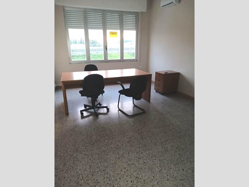 Immobile commerciale in Affitto a Lucca, 2'400&euro;, 300 m²