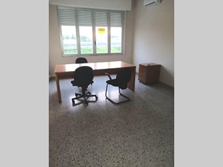 Immobile commerciale in Affitto a Lucca, 2'400&euro;, 300 m²