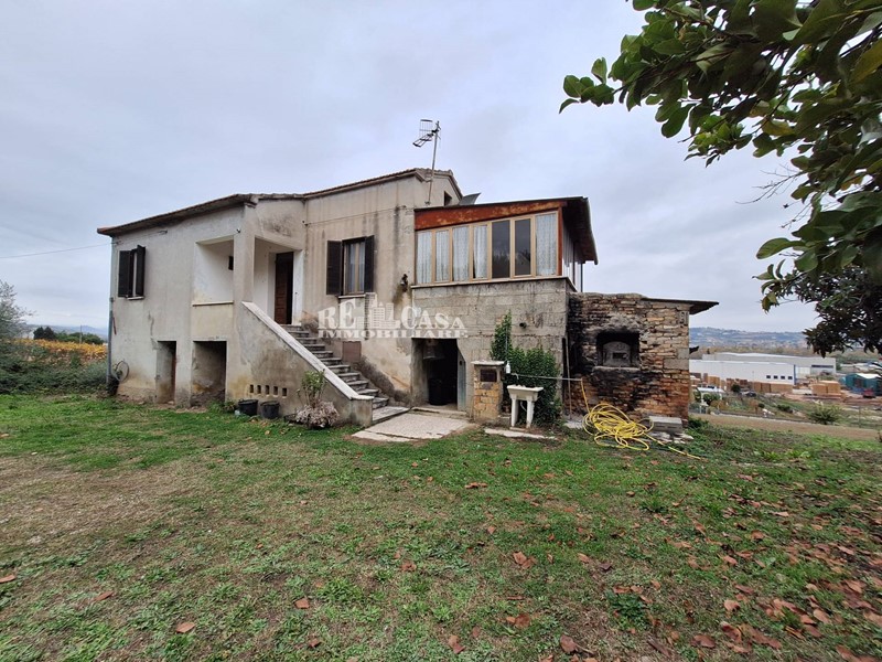 Casa Indipendente in Vendita a Controguerra, 95'000&euro;, 160 m²