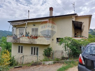 Villa in Vendita a San Leucio del Sannio, 84'000&euro;, 240 m²