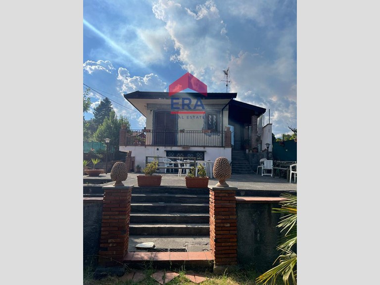 Villa in Vendita a Nicolosi, 165'000&euro;, 1200 m²