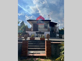 Villa in Vendita a Nicolosi, 165'000&euro;, 1200 m²