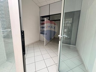Attività commerciale in Affitto a Trieste, 470&euro;, 20 m²