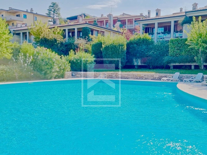 Casa Semi Indipendente in Vendita a Desenzano del Garda, 1'200'000&euro;, 250 m²