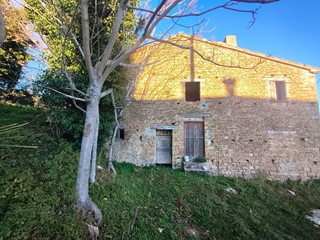 Casale in Vendita a Mercatino Conca, 99'000&euro;, 250 m²