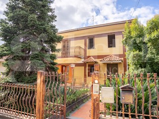 Appartamento in Vendita a Pedara, 180'000&euro;, 152 m², con Box