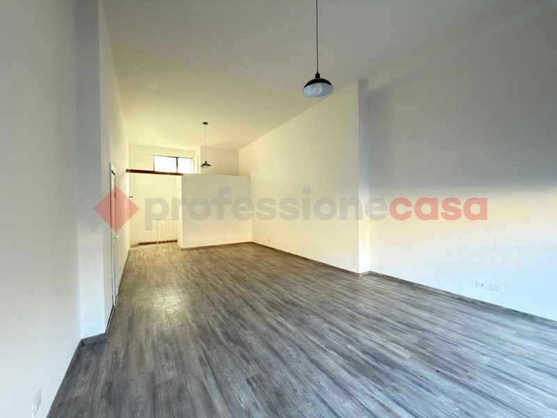 Negozio in Affitto a Arezzo, 700&euro;, 127 m²