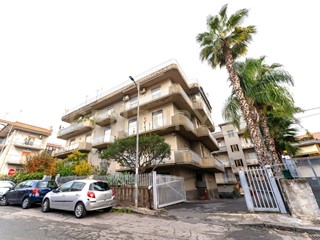 Trilocale in Vendita a Aci Catena, 84'000&euro;, 114 m², con Box