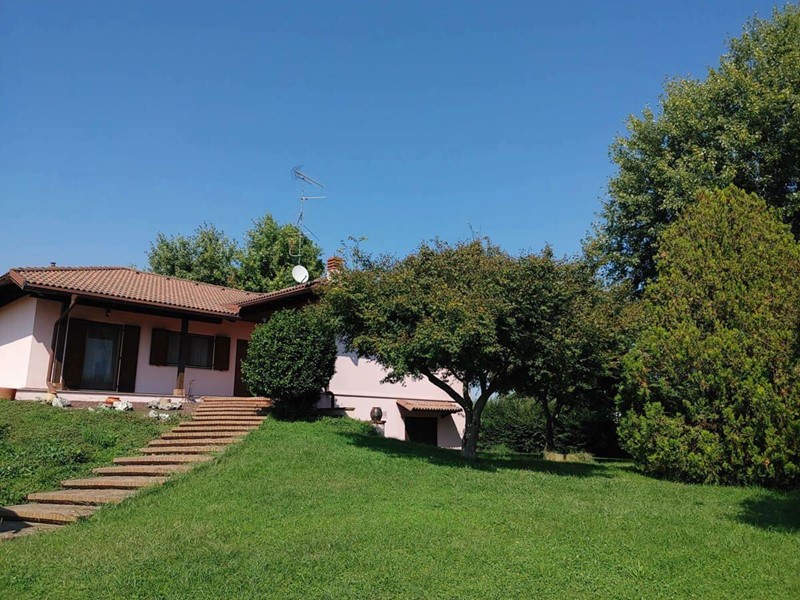 Casa Indipendente in Vendita a Villata, 280'000&euro;, 243 m², con Box