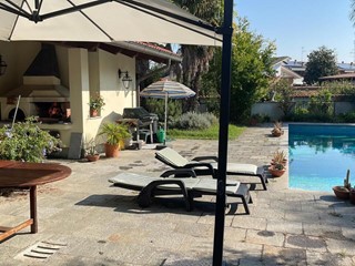 Casa Indipendente in Vendita a Caresanablot, 300 m², arredato, con Box