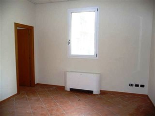 Ufficio in Affitto a Minerbio, 700&euro;, 122 m²