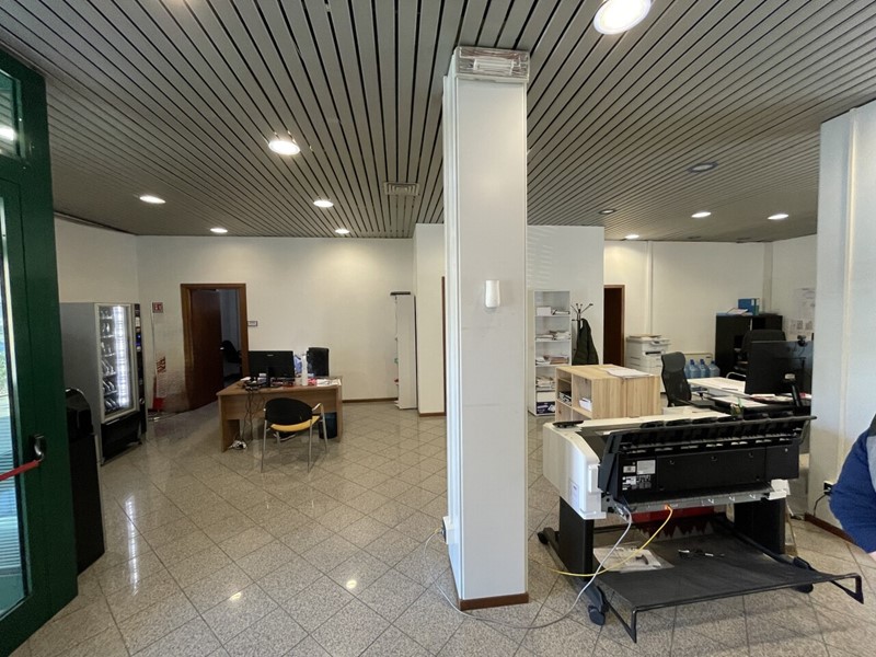 Ufficio in Affitto a Modena, zona Albareto, 1'500&euro;, 200 m²