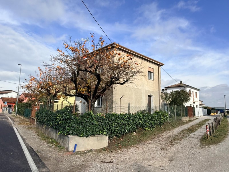 Casa Indipendente in Vendita a Rovigo, 130'000&euro;, 150 m², con Box
