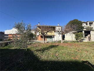 Villa in Vendita a Teramo, 115'000&euro;, 145 m²