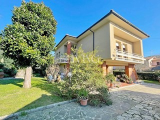 Villa in Vendita a Lucca, zona Santa Maria Del Giudice, 430'000&euro;, 250 m², arredato