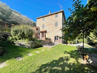 Casa di corte in Vendita a Lucca, zona Vicopelago, 1'100'000€, 330 m²