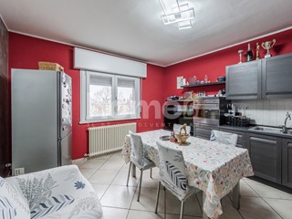 Trilocale in Vendita a Bagnolo in Piano, 99'000&euro;, 74 m², con Box