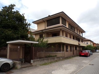 Quadrilocale in Vendita a Rho, 138'000&euro;, 117 m², con Box