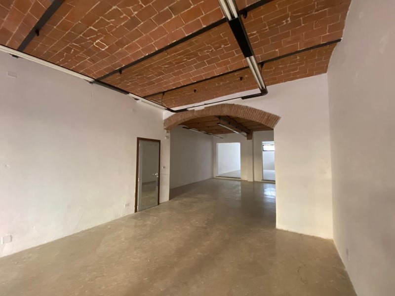 Immobile commerciale in Affitto a Cascina, 1'200&euro;, 155 m²