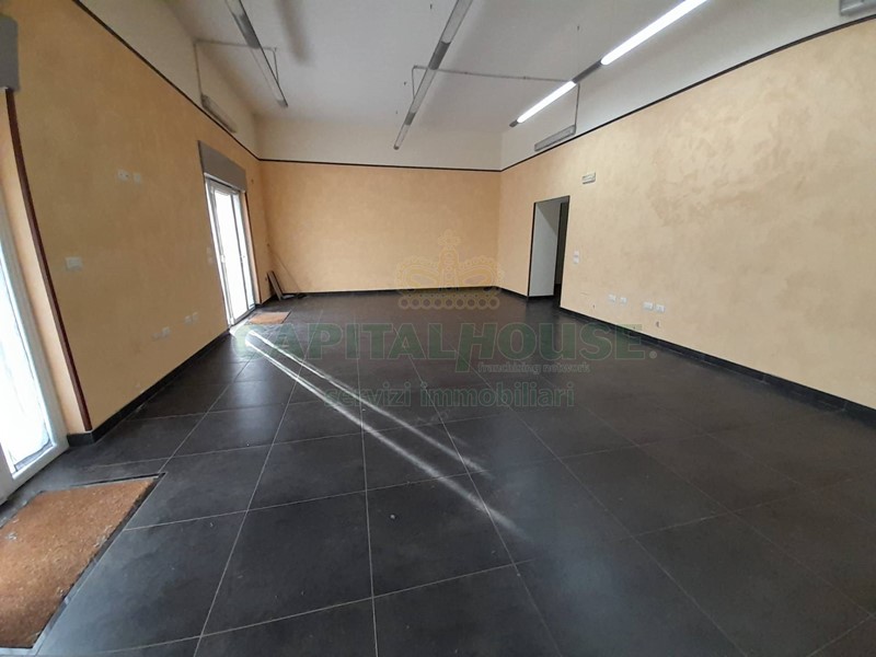 Immobile commerciale in Affitto a Casagiove, 750&euro;, 140 m²