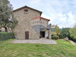 Casa Semi Indipendente in Vendita a Loro Ciuffenna, 157'000&euro;, 190 m²
