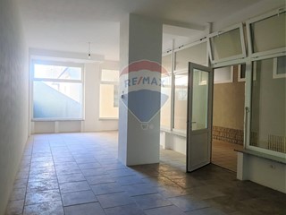 Immobile commerciale in Vendita a Trieste, 65'000&euro;, 71 m²