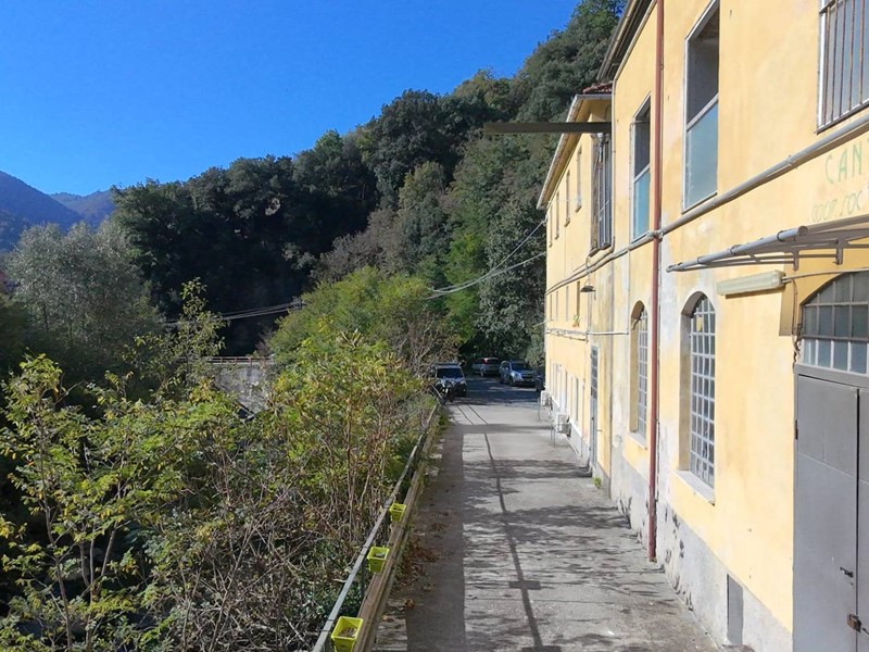 Capannone in Vendita a Varazze, 340'000&euro;, 1550 m²