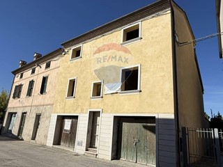 Appartamento in Vendita a Santa Maria Nuova, 64'000&euro;, 123 m²