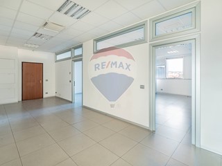 Ufficio in Affitto a Jesi, 1'900&euro;, 253 m²