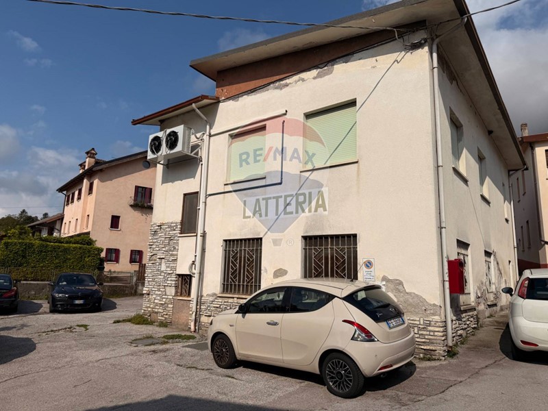 Appartamento in Vendita a Belluno, 130'000&euro;, 220 m²