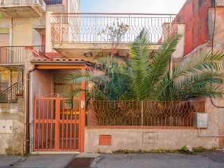 Casa Indipendente in Vendita a Viagrande, 78'000&euro;, 120 m²