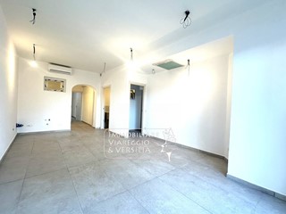 Capannone in Vendita a Viareggio, 235'000&euro;, 85 m²