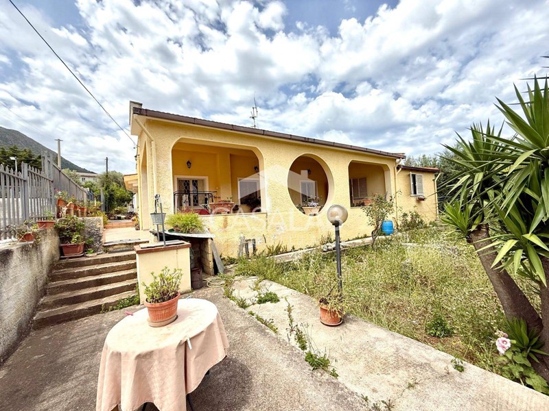 Villa in Vendita a Carini, 175'000&euro;, 206 m²