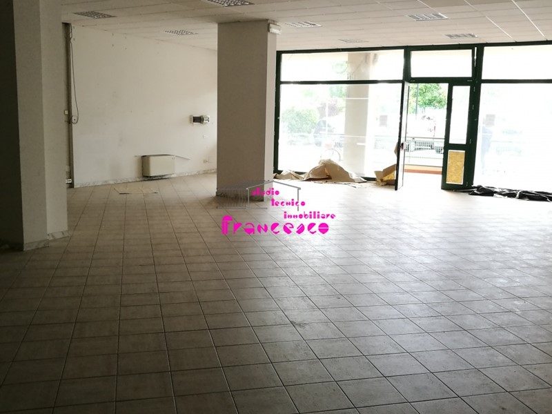 Immobile commerciale in Affitto a Empoli, 1'800&euro;, 250 m²
