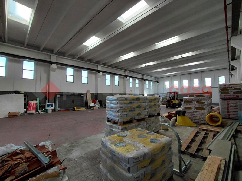 Capannone in Affitto a Lozza, 6'500&euro;, 1100 m²