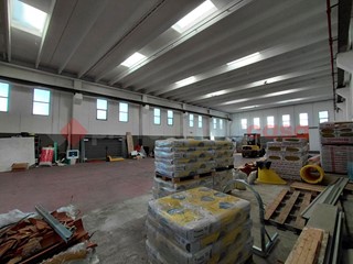 Capannone in Affitto a Lozza, 6'500&euro;, 1100 m²