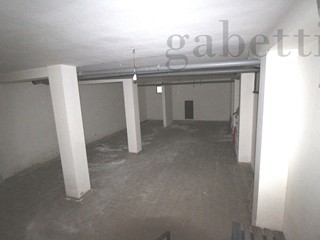 Negozio in Affitto a Copertino, 700&euro;, 90 m²