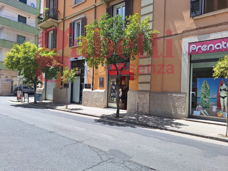 Magazzino in Affitto a Cosenza, 1'100&euro;, 65 m²