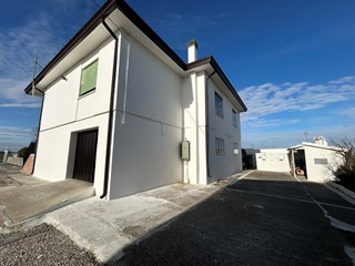Casa Indipendente in Vendita a Gavello, 85'000&euro;, 230 m²