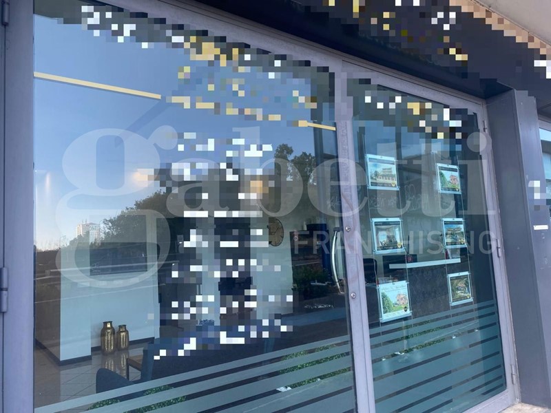 Negozio in Vendita a Pomezia, 110'000&euro;, 97 m²