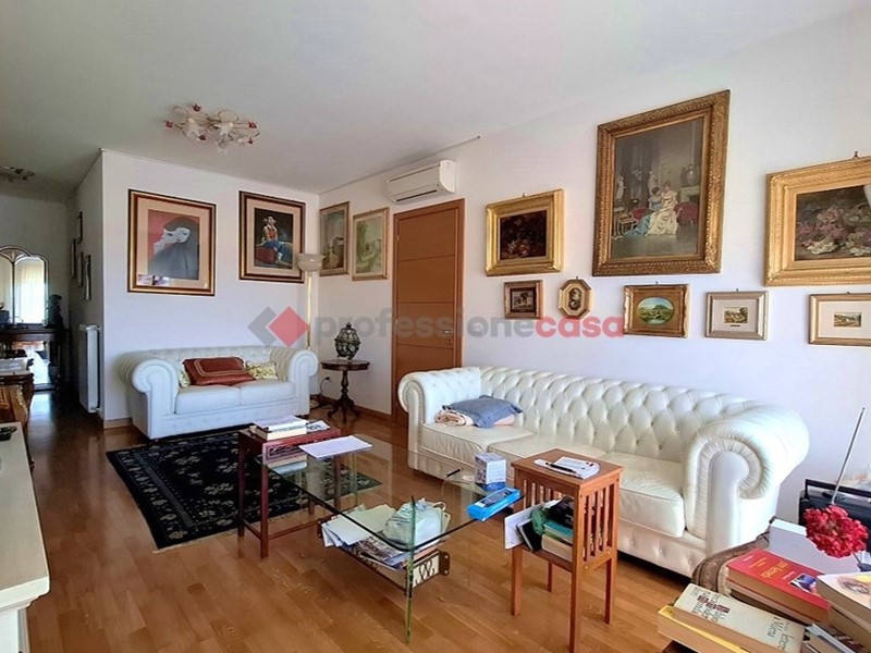 Appartamento in Vendita a Aprilia, 360'000&euro;, 160 m², con Box