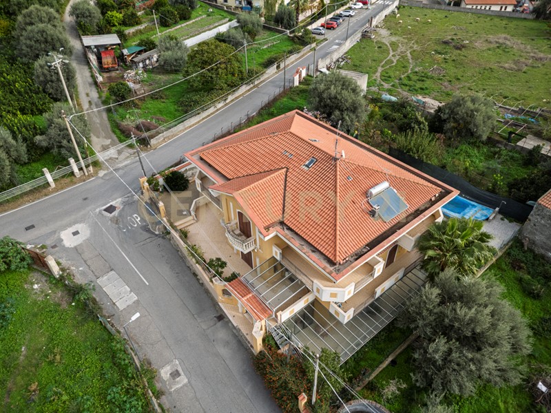 Casa Indipendente in Vendita a Savoca, 995'000&euro;, 448 m², arredato, con Box