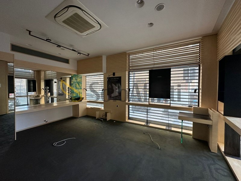 Capannone in Affitto a Napoli, zona Via Toledo, 7'000&euro;, 253 m²