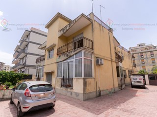 Trilocale in Vendita a Siracusa, zona PANAGIA, 89'000€, 86 m², con Box