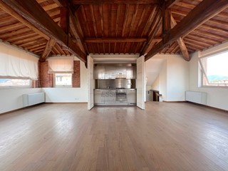 Quadrilocale in Vendita a Lucca, zona Centro storico, 390'000€, 100 m²