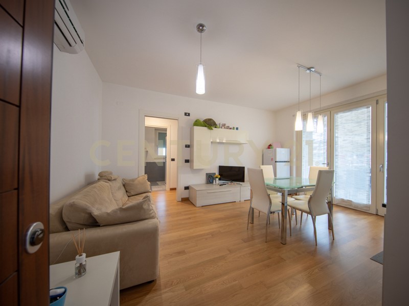 Appartamento in Vendita a Roma, 290'000&euro;, 60 m², arredato, con Box